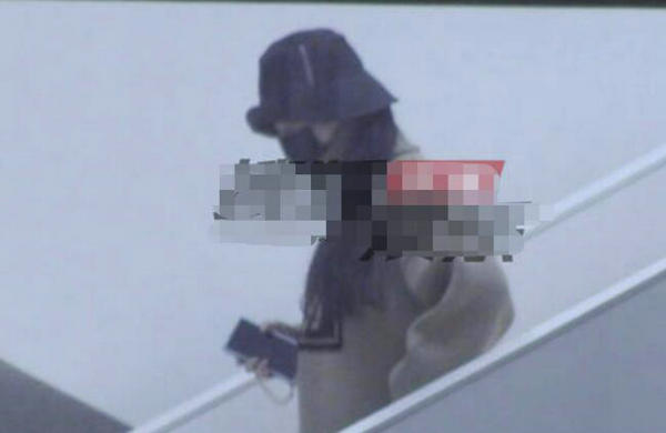 劉亦菲久違露面現身中醫按摩館被拍 手扶腰部行走遲緩惹人擔憂 劉亦菲久違露面現身中醫按摩館被拍 手扶腰部行走遲緩惹人擔憂