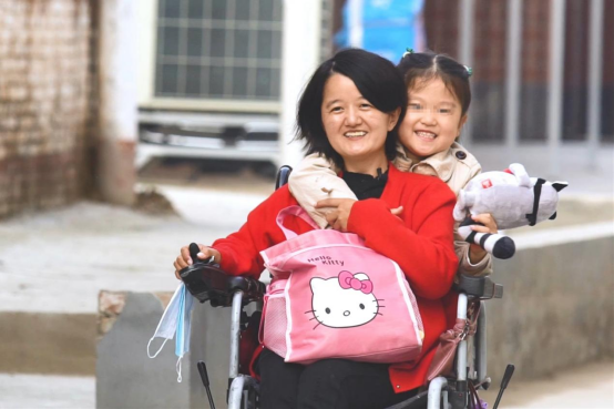 “1+1=2”，女孩同時遺傳父母罕見病，苦難家庭依然期待彩虹