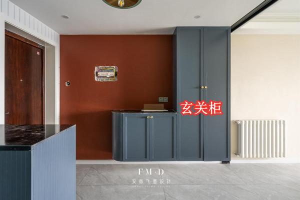 入戶玄關與廚房融合，整扇吊軌玻璃拉門分隔，成12㎡獨立大套間