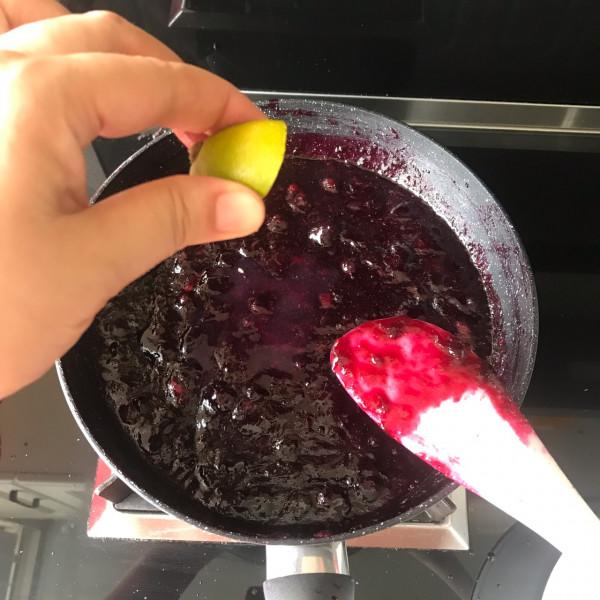 自制藍莓果醬,沒有新增更健康,比買的強多了,孩子很愛吃 自制藍莓果醬,沒有新增更健康,比買的強多了,孩子很愛吃