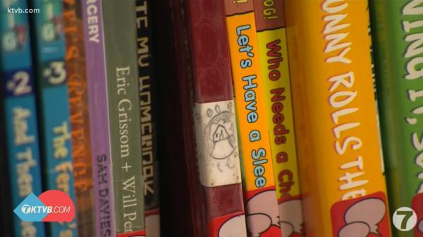 美國8歲萌娃想當作家，偷偷把自己的書塞到圖書館，竟夢想成真啦