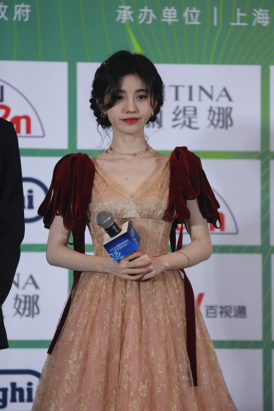 鞠婧禕無修圖少了點辨識度，但還是挺美的，看起來清純優雅