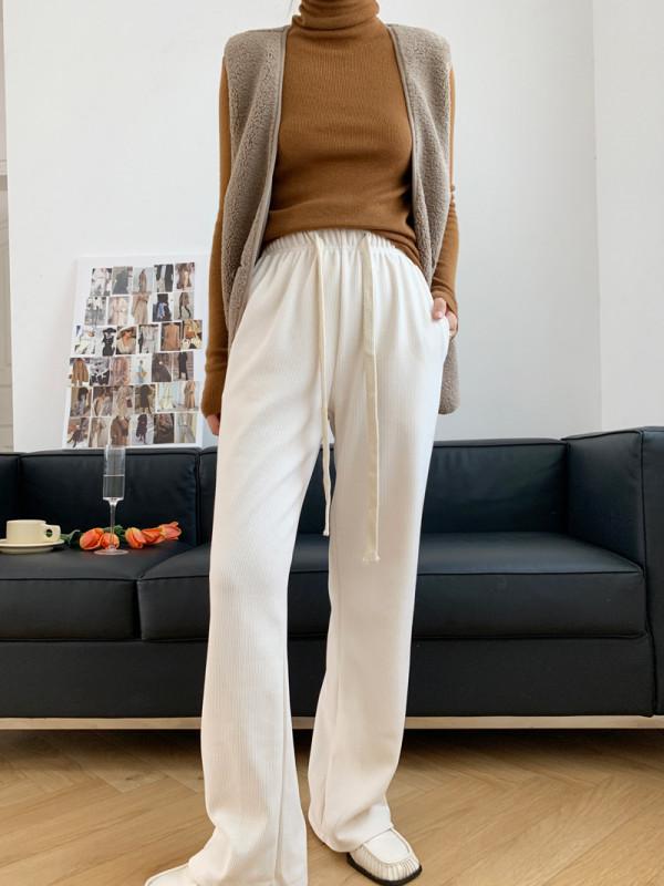 燈芯絨休閒褲，兼具保暖性和實穿性