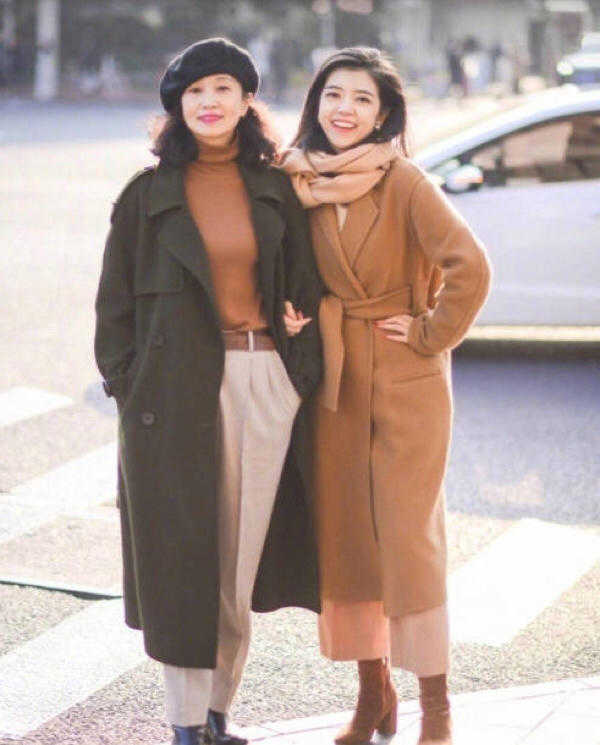 這對母女是博主真會穿！身穿大衣氣質優雅，看著像姐妹花一樣