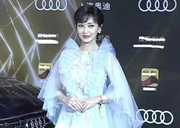 搜狐紅毯生圖曝光！阿嬌造型一言難盡，趙雅芝扮嫩違和，楊穎最佳