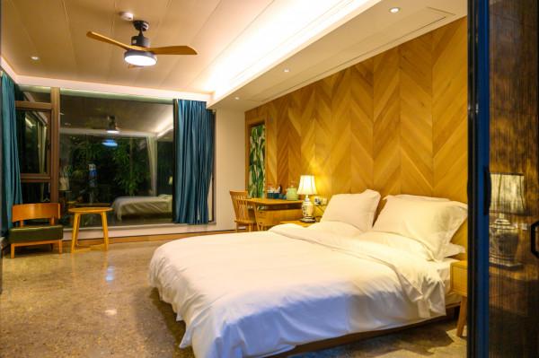 藏在深山中的民宿，面朝青山綠水及“金沙灘”，美成了世外桃源