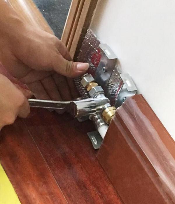 很多人家裡都不安地暖了，改用踢腳暖，比地暖安裝簡單，升溫還快