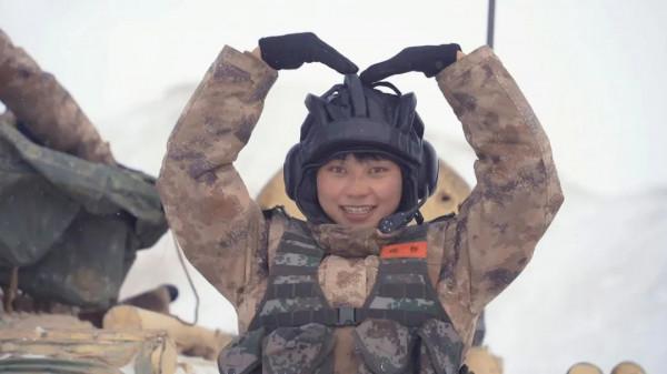 在雪域高原開坦克的女兵，太帥了