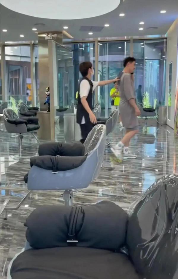 林更新來自家理髮店做頭髮,裝修富麗堂皇,疑似普通人消費不起 林更新來自家理髮店做頭髮,裝修富麗堂皇,疑似普通人消費不起