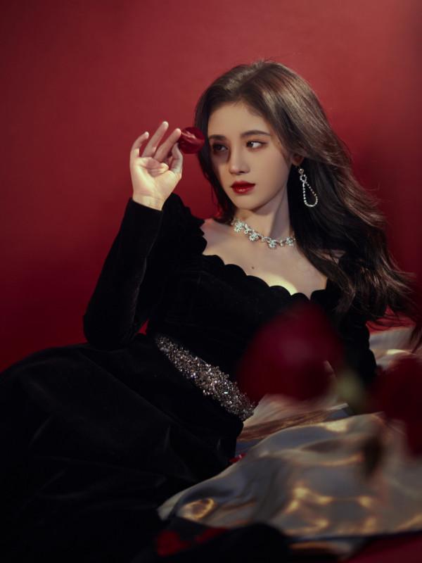 宋慧喬穿黑色坦領連衣裙看秀，卻撞上鞠婧禕，少女和熟女的區別