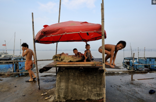 安徽農民浙江打拼拾荒,一家5口蝸居無水無電橋洞,最窮時僅20元 安徽農民浙江打拼拾荒,一家5口蝸居無水無電橋洞,最窮時僅20元