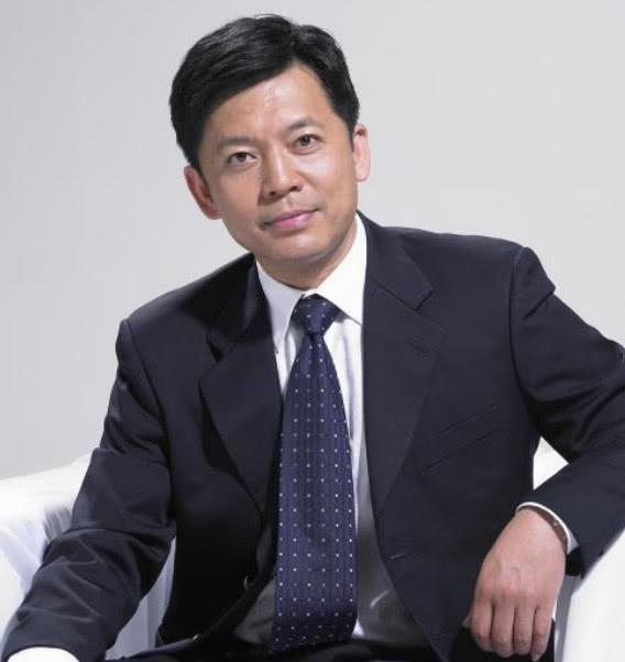 何政軍：錯過鞏俐娶初戀為妻，出道多年無緋聞，父親身份不一般