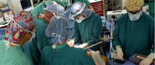 雙胞胎女嬰腹部相連醫生都說活不了，4歲做分離手術如今已滿20歲