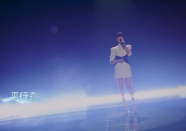 “南北”雙臺跨年：唐嫣美豔、王鷗搶鏡，楊冪眼妝像“發光眼屎”