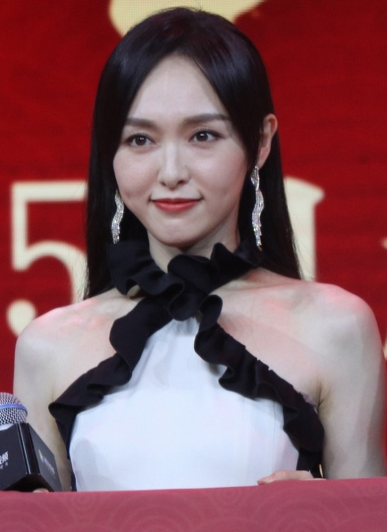 佘詩曼真會扮嫩！與小8歲唐嫣同框像同齡人，45歲狀態靈動似少女