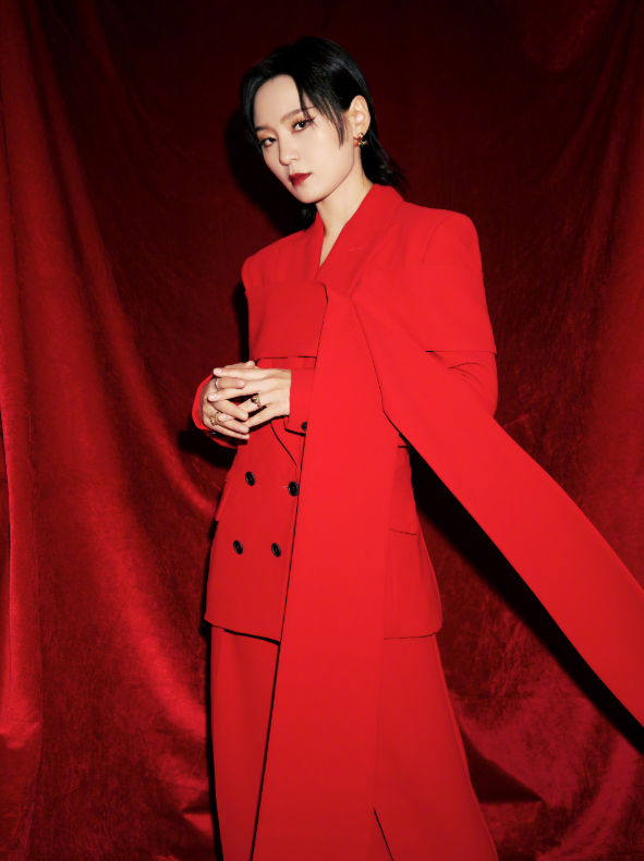 元宵晚會最驚豔女星：萬茜金絲絨，金晨粉嫩，林允穿著剪紙出來了