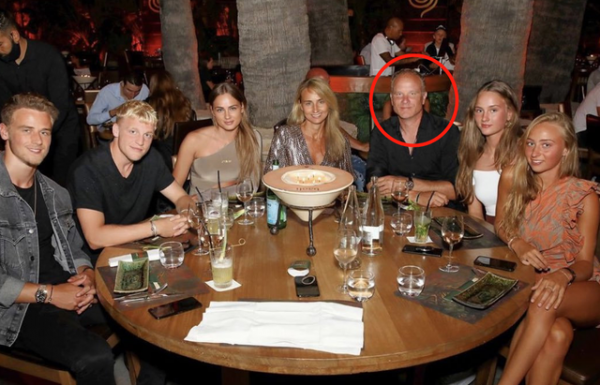 52歲博格坎普近況！頭髮稀疏顯老態，極品女兒嫁人，嬌妻風韻依舊