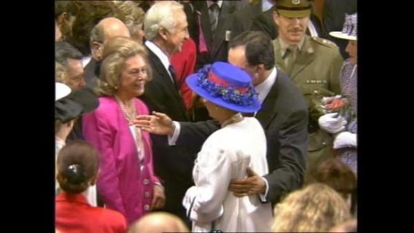 米歇爾魅力大：12年前摟著英女王觸犯王室禁忌，女王卻對她笑呵呵