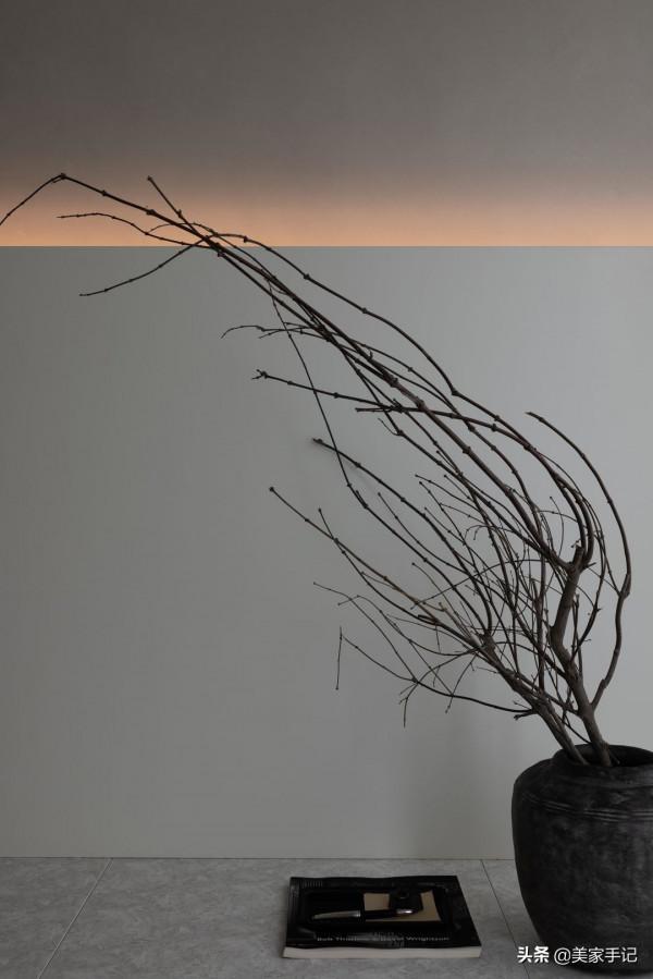 一進他家，彷彿世界都安靜了下來，全屋空靈雅韻，沒有一絲俗氣