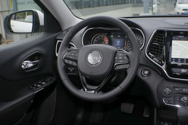 Jeep自由光四驅低配對比四驅次低配，誰更有優勢，更值得入手