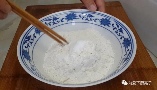 自制蔥油餅的做法，鍋裡一烙，柔軟勁道不油膩，比手抓餅好吃