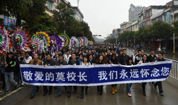 2015年，中學校長莫振高離世，當地花圈售罄，數千人沿街痛哭相送