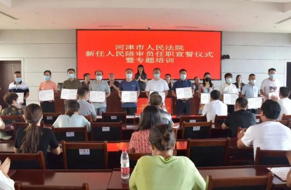 「點燃希望 築夢未來」幫扶學子圓大學夢 法院幹警送助學金