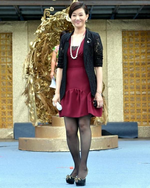 宋祖英才是真正“骨相美”，一身紅黑配大氣優雅，天然臉就是抗老