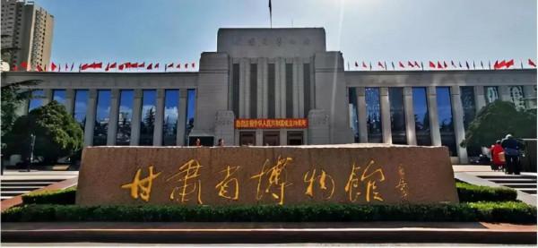 甘肅農民進山洞躲雨時,發現3000年前的西周水壺,裡頭裝有美酒 甘肅農民進山洞躲雨時,發現3000年前的西周水壺,裡頭裝有美酒