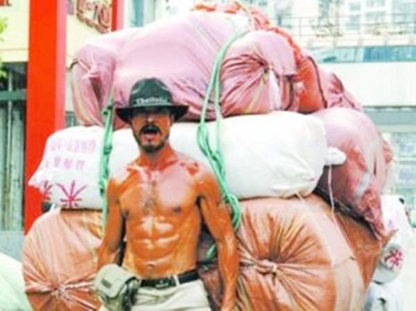 為供兩個女兒上學,每天背5卡車貨物的“板車哥”,後來過得怎樣 為供兩個女兒上學,每天背5卡車貨物的“板車哥”,後來過得怎樣