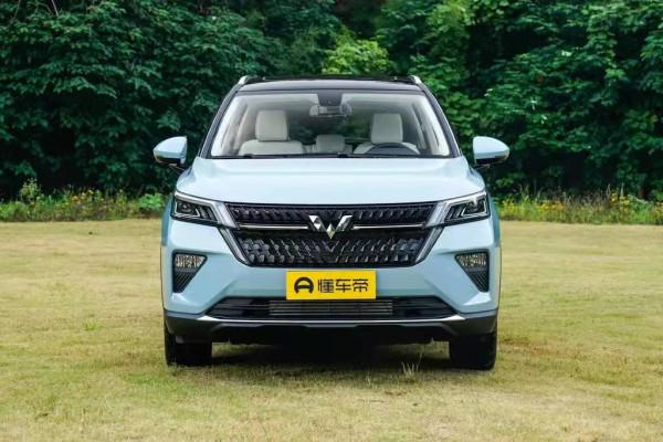 五菱星辰：造型帥氣，搭載1.5T發動機，配全景天窗，適合年輕人