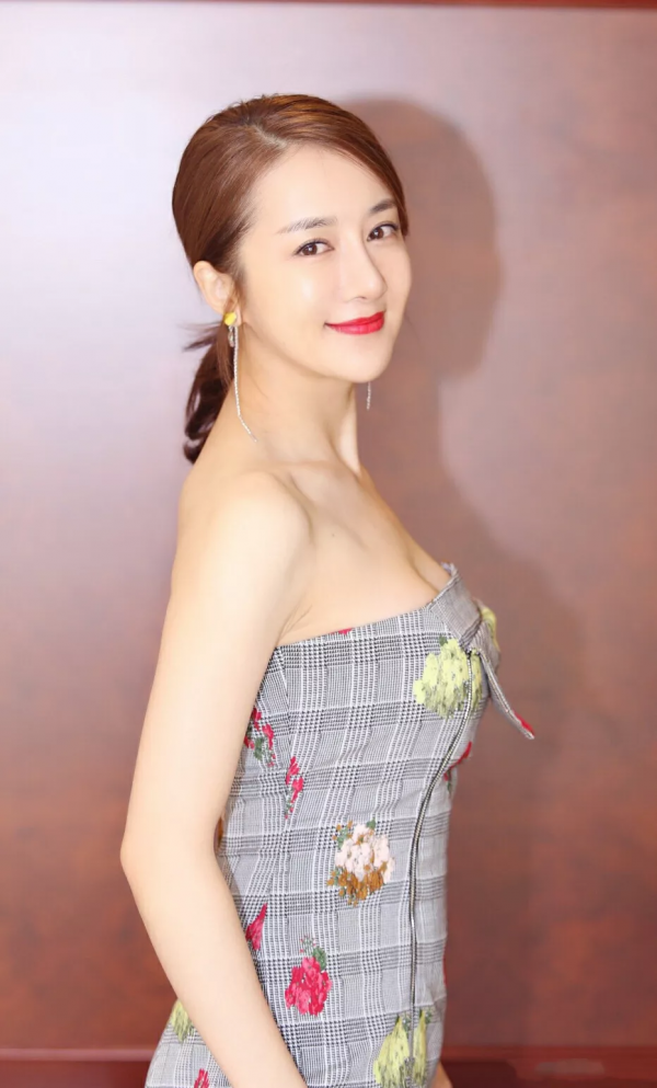 李依曉：甜美高畫質美照