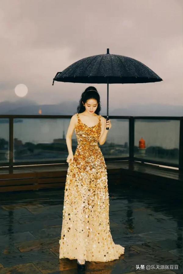 8位女明星撐傘照：楊紫終於穿對衣服，劉亦菲少女感十足