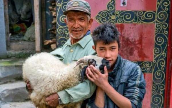 為了擁有中國國籍,達曼人苦等200多年,如今家家戶戶掛五星紅旗 為了擁有中國國籍,達曼人苦等200多年,如今家家戶戶掛五星紅旗