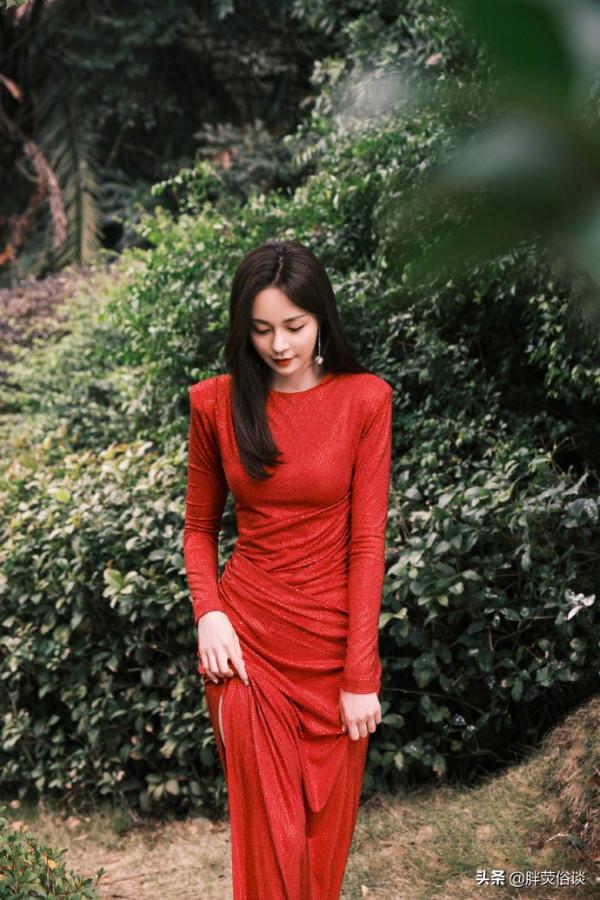 沈夢辰一身紅裙配上齊肩短髮，美麗大方