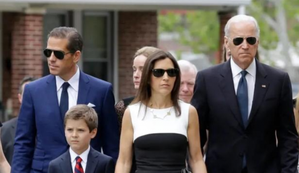 拜登最寵的孫女:20歲穿紫衣貴氣有氣場,不輸特朗普的女兒伊萬卡 拜登最寵的孫女:20歲穿紫衣貴氣有氣場,不輸特朗普的女兒伊萬卡