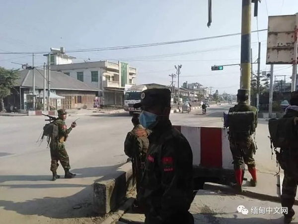 緬甸地方武裝德昂軍大搖大擺開進南坎城，城內民眾驚恐萬分