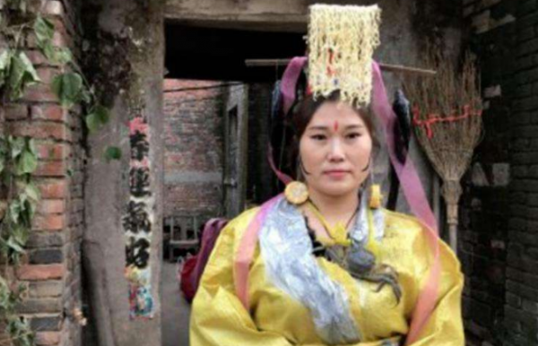河南一女子模仿武則天，泡麵當王冠，麻袋做龍袍，23家公司求籤約