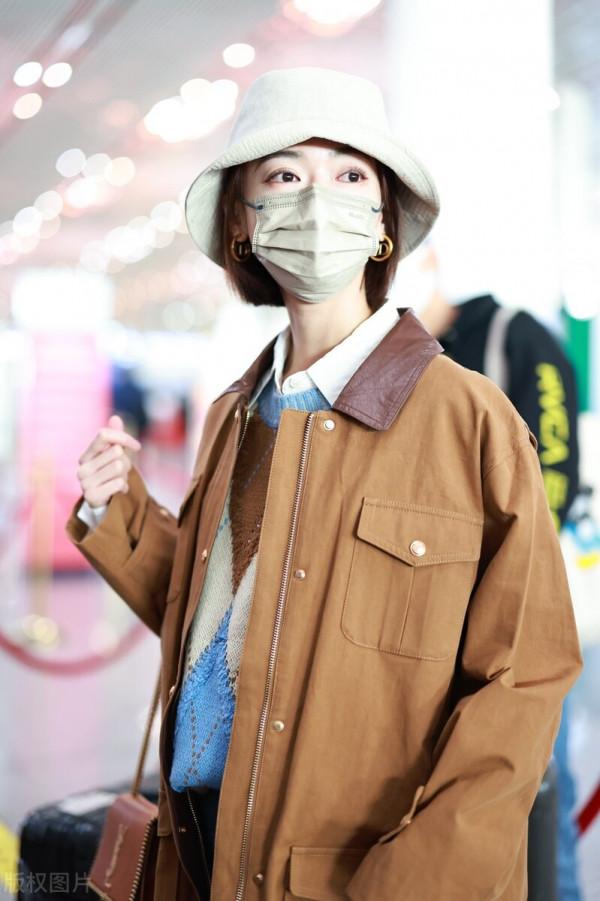 吳謹言身穿駝色上衣搭牛仔褲造型時尚，不羈素顏出鏡光彩靚麗