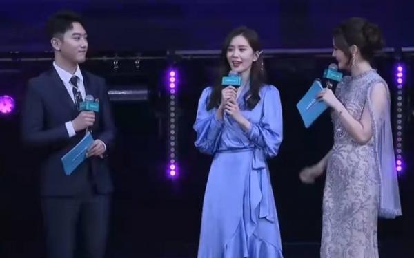 劉詩詩穿藍色絲綢長裙美呆了！俏臉粉嫩太靚麗多姿