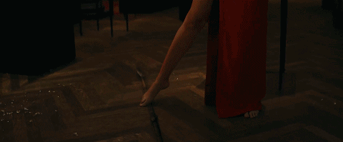 穿高衩裙光腳打架、徒手扒飛機，這部耗資超12億的大爽片，好過癮