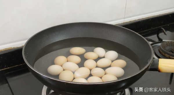 5斤豬腳天冷別白切，教你一個過癮的吃法，香糯好吃，做法很簡單