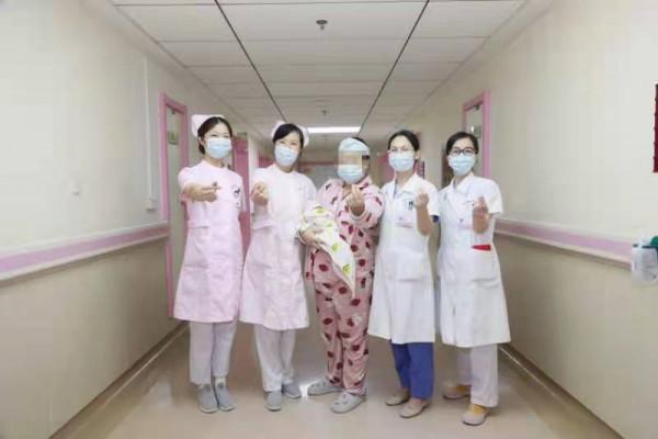 200斤三胎媽媽分娩 醫生從7釐米脂肪下“找娃”