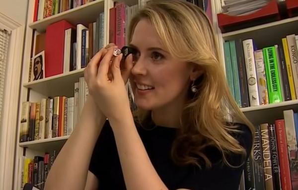 英國女人花88元買了枚二手戒指，30年後去鑑定才發現價值500萬