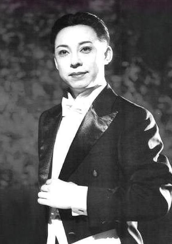 1988年，人大會議上鄧小平正要抽菸，收到陌生紙條：請你不要吸菸