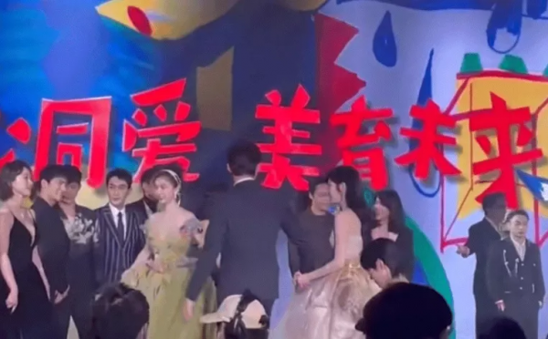 芭莎晚宴成修羅場：陳偉霆跟兩任前女友同框，楊穎避開，阿SA站遠