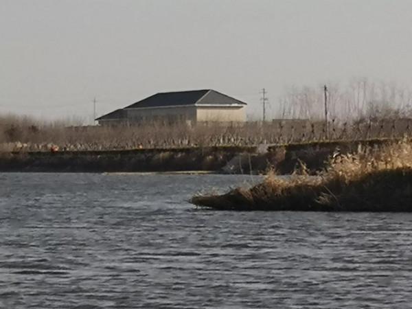 野釣選擇釣點，有一個通用規律，就是找兩種狀態的“結合處”