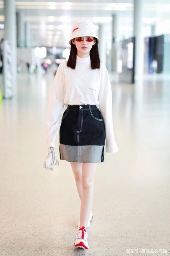 李沁挺會趕時髦,穿的半身裙像是嫌短,又拼上一截看著好個性 李沁挺會趕時髦,穿的半身裙像是嫌短,又拼上一截看著好個性