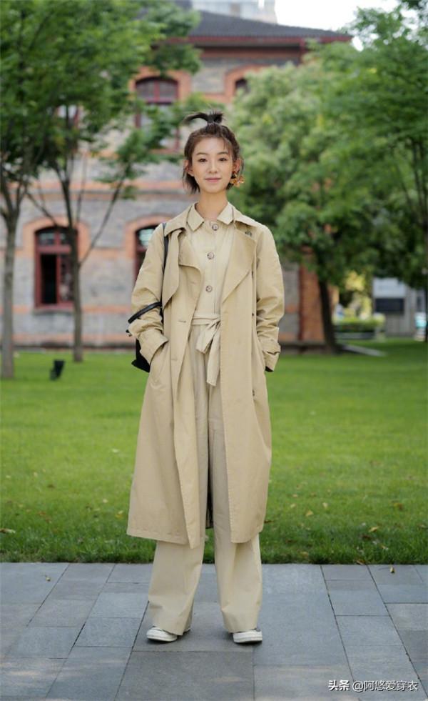 今秋流行一種穿法，叫“長外套+平底鞋”，洋氣顯高，特有範兒