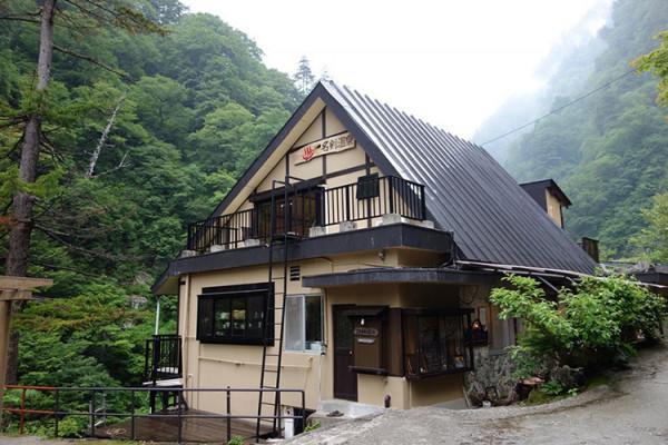 愉快的獨自溫泉｜乘坐小火車前往的秘境溫泉“富山縣名劍溫泉”